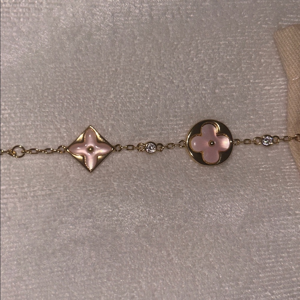Louis Vuitton Star & Sun Motif Bracelet- Gold & pink Mother-of-Pearl - Picture 4 of 6
